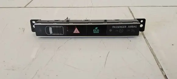 Mitsubishi Outlander Hazard light switch C68559 8002C642