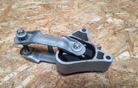 Mercedes-Benz CLA C117 X117 W117 Engine mount bracket A2462400809