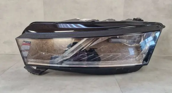 Skoda Octavia Mk4 Headlight/headlamp 5E4941015B 0301118233AC LE18A6419