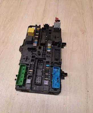 Opel Zafira B Fuse module 13220831 5DK00866953