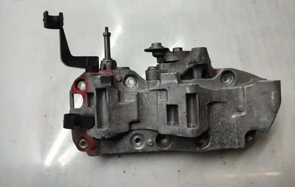 BMW 3 F30 F35 F31 Generator/alternator bracket 8506863