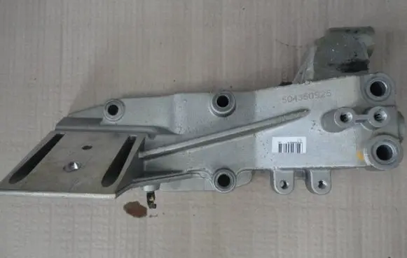Engine mounting bracket