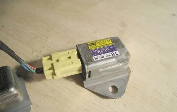 Toyota Land Cruiser (J120) Airbag deployment crash/impact sensor 8983360010