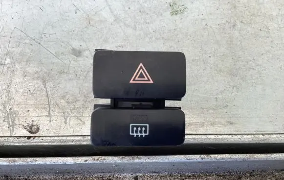 Toyota Corolla E120 E130 Hazard light switch 843320209200 CZ37078