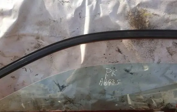 Honda Civic Front door window glass four-door