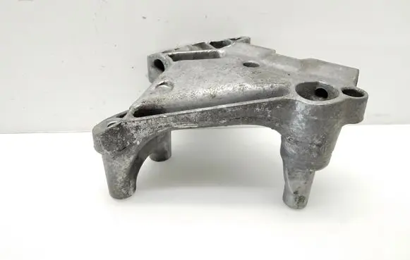 Engine mounting bracket