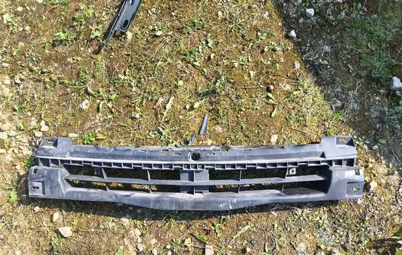 Renault Trafic II (X83) Front bumper upper radiator grill