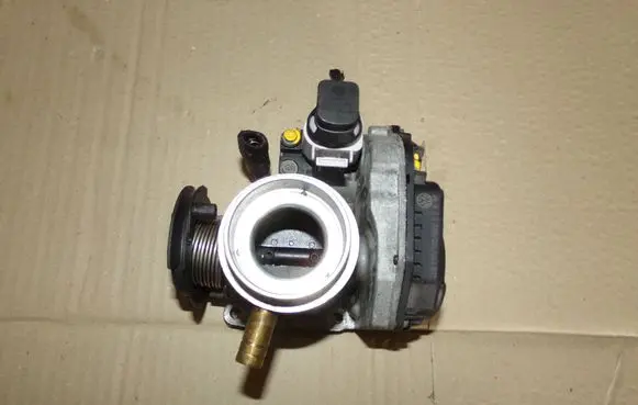 Volkswagen Polo III 6N 6N2 6NF Throttle body valve 030133067D