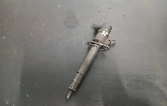 Volvo XC90 Fuel injector 8658352