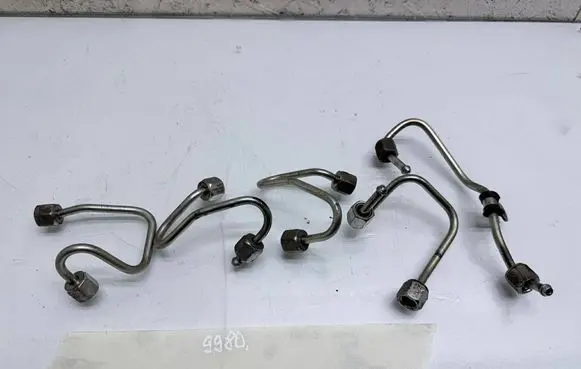 Volkswagen PASSAT B6 Fuel injector supply line/pipe CAY