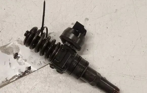 Skoda Octavia Mk2 (1Z) Fuel injector 038130073AG