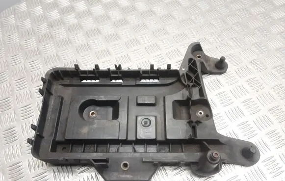 Volkswagen PASSAT B7 Battery tray 1K0915333