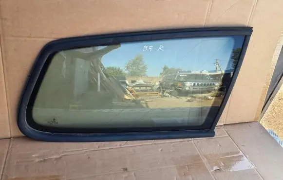 Volkswagen PASSAT B7 Rear side window