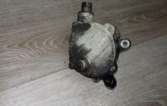 Volvo XC70 Vacuum pump 08699237