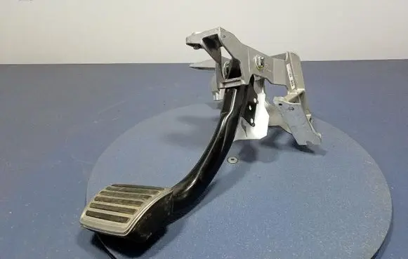 Accelerator throttle pedal