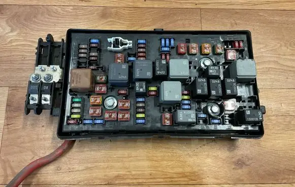 Opel Insignia A Fuse module 13275882 15114909209