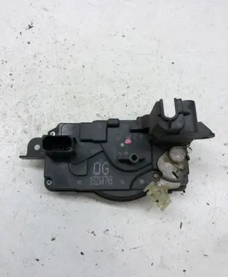 Opel Zafira B Front door lock 13210749