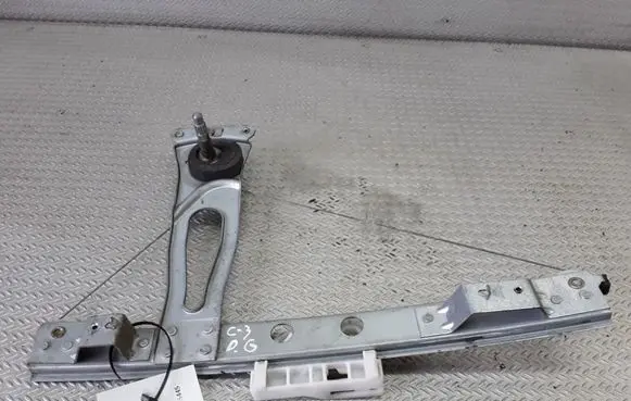 Rear door manual window regulator
