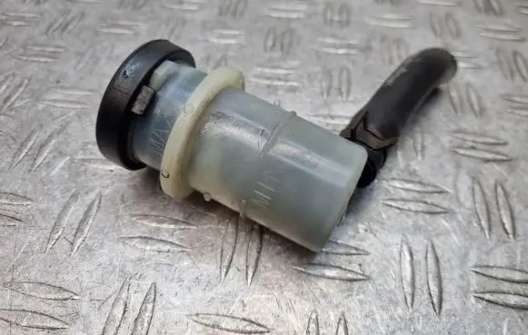 Hyundai i30 Clutch fluid reservoir/tank 