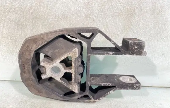 Volvo C30 Engine mount bracket Av616p082ab 532079