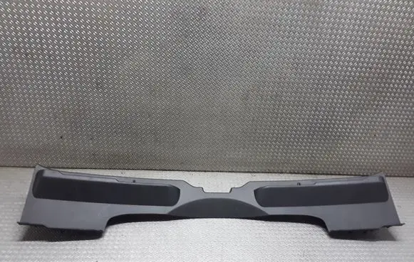Trunk/boot sill cover protection