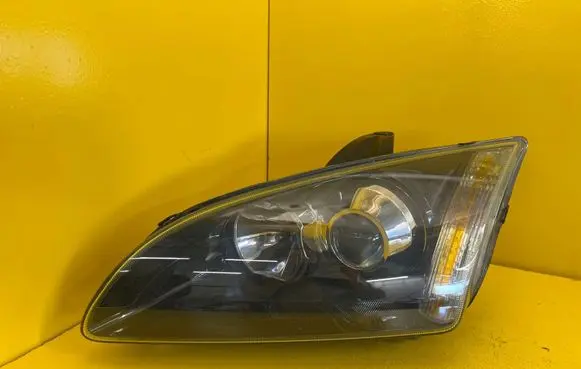Ford Focus Headlight/headlamp 4M51-13W030-ND