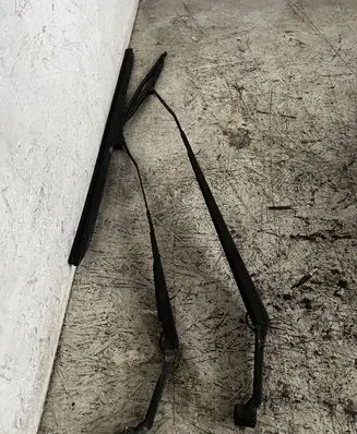 Mitsubishi Colt Front wiper blade arm