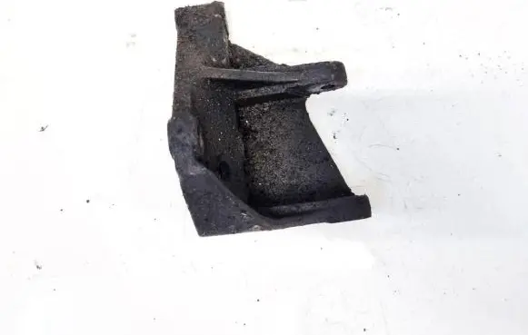 Engine mounting bracket