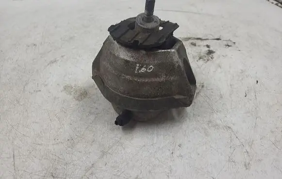 BMW 5 E60 E61 Engine mount bracket 