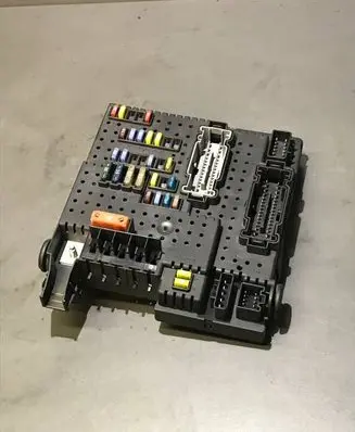 Volvo XC70 Fuse module 30728512 00006187098 28017881