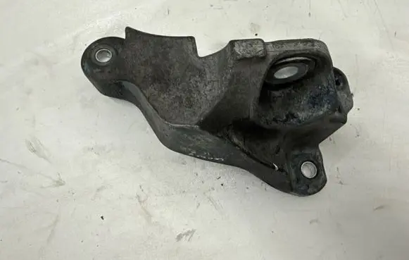 Chevrolet Camaro Engine mounting bracket 23104518