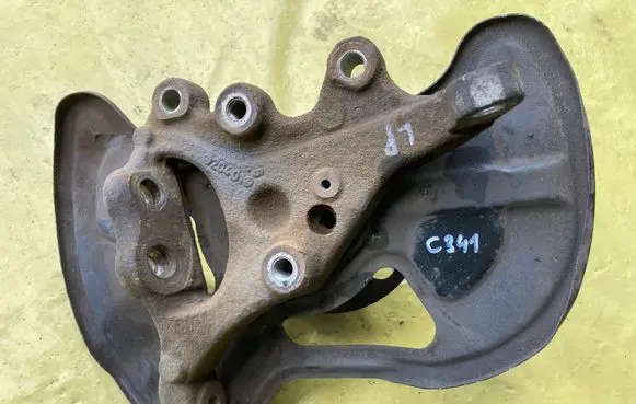 Mercedes-Benz C AMG W204 Front wheel hub spindle knuckle A20401 A2044200744