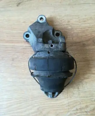 Volvo XC70 Engine mounting bracket 08649262
