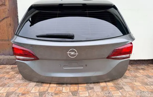 Vauxhall Astra K Truck tailgate