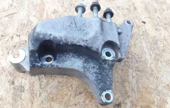 Hyundai i30 Engine mounting bracket