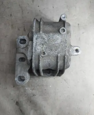 Volkswagen Touran I Engine mount bracket 1K0199262