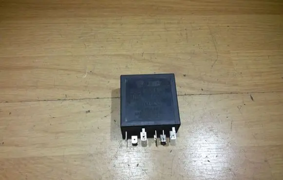 Skoda Octavia Mk2 (1Z) Window wiper relay 4B0955531A