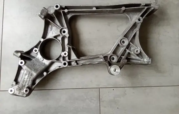 Mercedes-Benz E W212 Generator/alternator bracket A6512012009