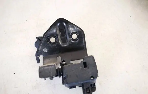 Skoda Octavia Mk2 (1Z) Rear door lock loop/hook striker 1z0827511c
