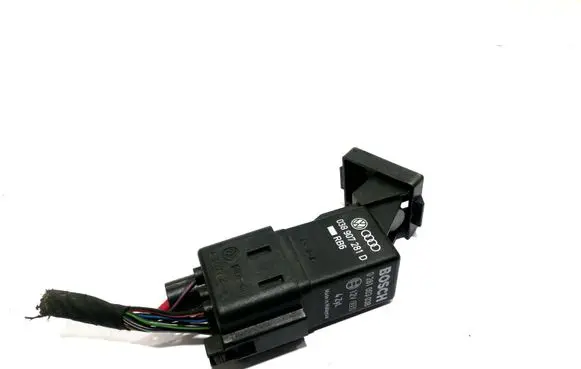 Volkswagen PASSAT B6 Glow plug pre-heat relay 0281003038 038907281D 038973721B