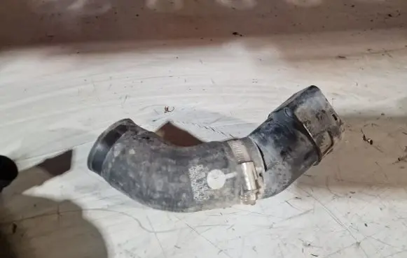 Volkswagen PASSAT B8 Engine coolant pipe/hose 04L145828D