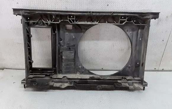 Radiator cooling fan shroud