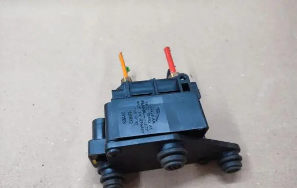Jaguar XJ X351 Air suspension valve block AW933B486AA
