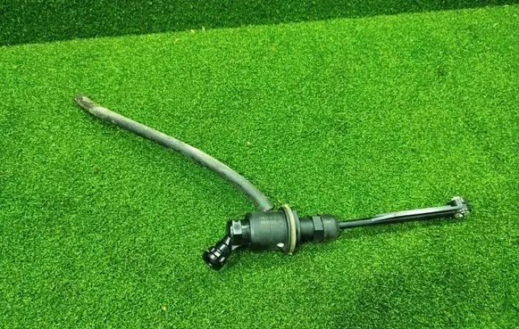Renault Master III Clutch master cylinder 8200673232