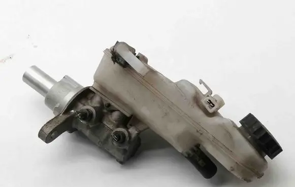 Toyota Avensis T270 Master brake cylinder 0204Y24692