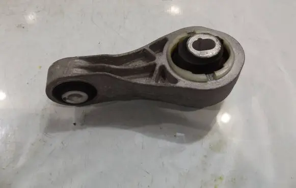 Nissan NV200 Engine mounting bracket
