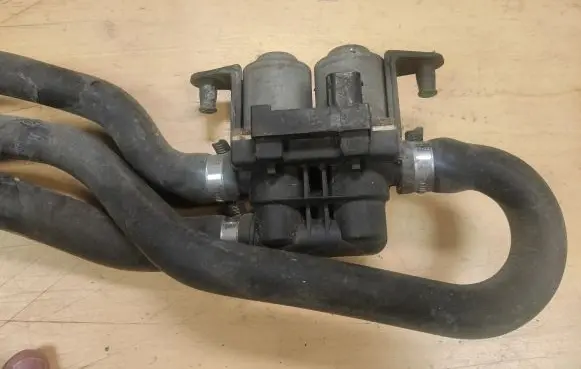BMW 5 E39 Coolant heater control valve 6412837499502 64128374995 8374995