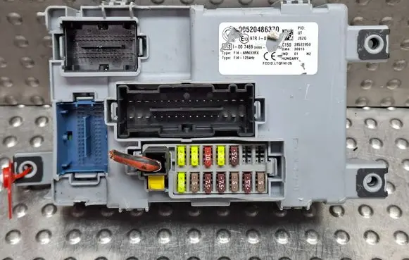 Fiat Panda III Fuse module S27635079 52048637 520486370