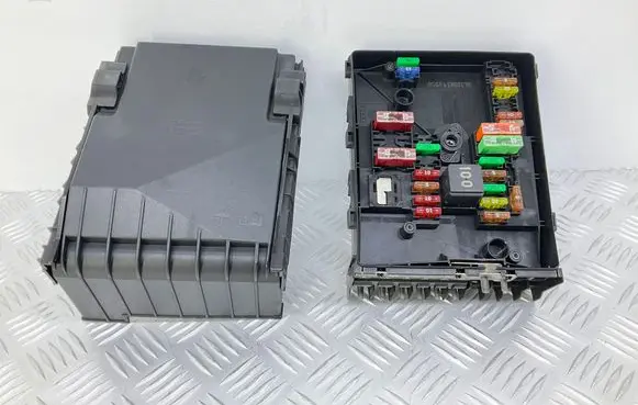 Volkswagen Touran II Fuse box set 1K0937125D