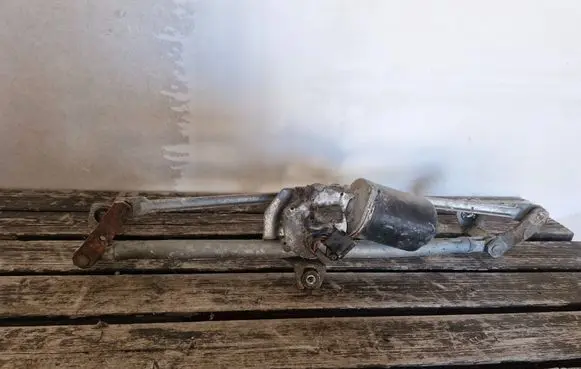 Front wiper linkage and motor